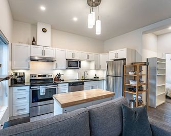 Niska's Den by Revelstoke Vacations - Revelstoke - Kitchen