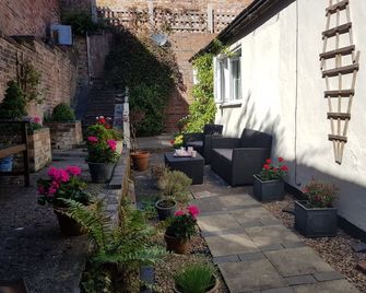 Cottage for Two in Cheadle close to Alton Towers & Stoke on Trent - Stoke-on-Trent - Patio