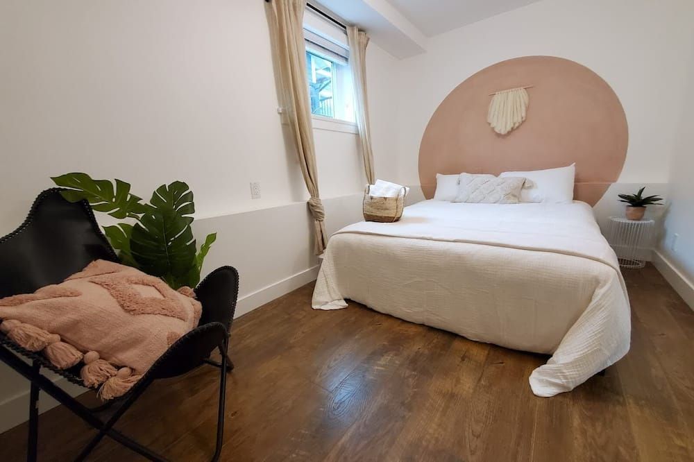 2 Bedroom Charmer -- Minutes To Downtown -- Free Parking - ונקובר - חדר שינה