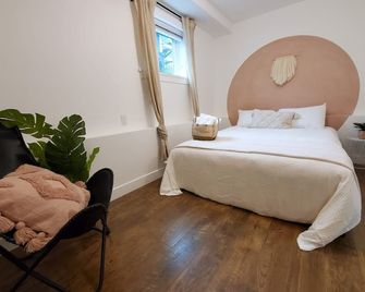 2 Bedroom Charmer -- Minutes To Downtown -- Free Parking - ונקובר - חדר שינה