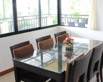 B Happy Resort - Kamala - Dining room