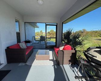 Cozy & lovely 2 BR/2 BA, screened lanai & canal in the back - Venice Gardens - Patio