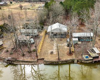 Johnny's Lake Escape lakeside covered Airstream: firepit, outdoor seats; kayaks - Centre - Vista del exterior