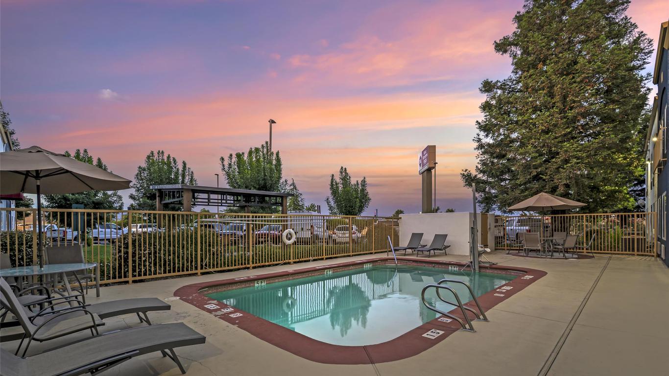 Best Western Plus Twin View Inn & Suites