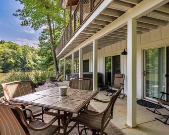 5BR 4BA house on shared lake - Columbus - Patio