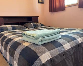 Cozy 3-Bedroom private home with pool table and gym - Thunder Bay - Bedroom