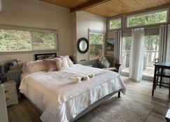 Charming Cabin on Sproat Lake Hottub /Romantic getaway for Couples - Port Alberni - Спальня