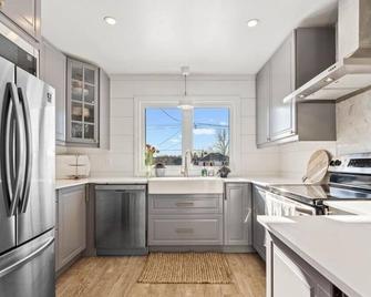 Cheerful & cozy 3 Bedroom Cottage w/Hot tub - Tay - Kitchen