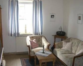 Tine-s-Ferienwohnung - Husum - Wohnzimmer