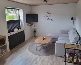 Enjoy The Charming Townhouse Close To The Beach - Asaa - Sala de estar