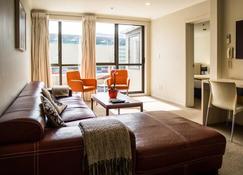 U Residence Hotel - Wellington - Living room