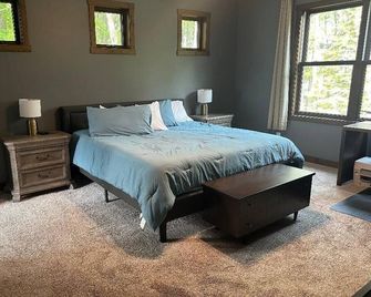 BEAUTIFUL lake front home with a private beach, dock and large yard - Grand Rapids - Habitación