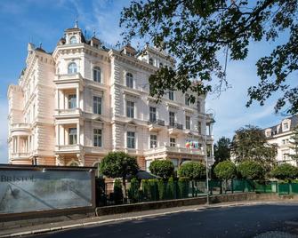 Bristol Palace - Carlsbad - Building
