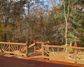 A nice view of the woods awaits you from the countryside kitchen window and deck - Sullivan - Balcony