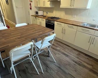 Amelia Airheart - Swansea - Cocina