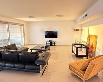 Luxury Penthouse with Panoramic Sea View – 2 Minutes from Argaman Beach - Netanya - Sala de estar