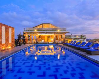 Canggu Dream Village Hotel and Suites - Denpasar - Pool