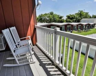 Nader's Motel & Suites - Ludington - Balcony