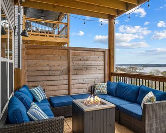 The Farmhouse: Lake View - Fire Tables - Community Pickleball - Blue Eye - Balcony
