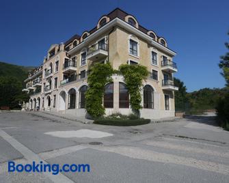 Villa Allegra - Kavarna - Building
