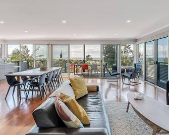 Stunning Coastal Home Views 1 Hour From Sydney - Austinmer - Living room