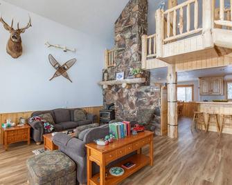 Chester Currents By Kabino Riverfront On Henrys Fork Air Conditioning Boat Launch Foosball Pool Table Huge Yard Garage Wifi - Saint Anthony - Pokój dzienny