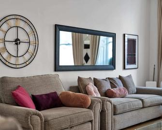 Family 3-Bedroom Apartment in Belgravia - London - Living room