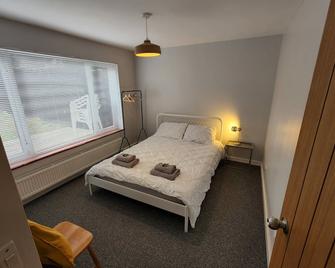 Modern 3 bedroom home in Guildford. Sleeps 8 - Guildford - Bedroom