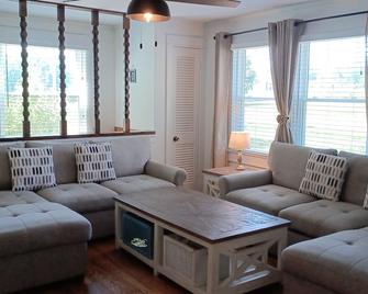 Immaculate Remodel on River for Overnights or STR - McMinnville - Sala de estar