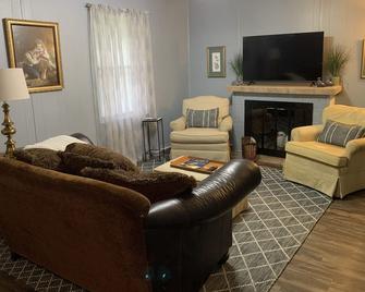 Jacobs Comfort...close to all things OKC Metro - Midwest City - Living room