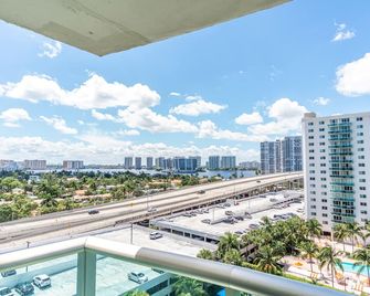 Spacious condo w/ open layout across from the beach | WIFI + Parking - Sunny Isles Beach - Balcony