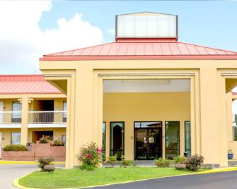 Super 8 by Wyndham Madison/Ridgeland Area - Madison - Building