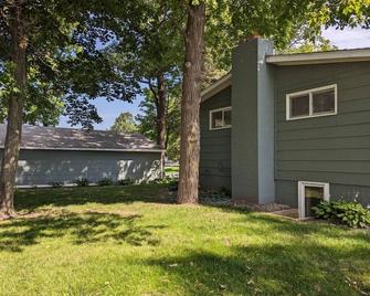 Lake Martha Cottage: beachside, peaceful & homey - Buffalo - Building