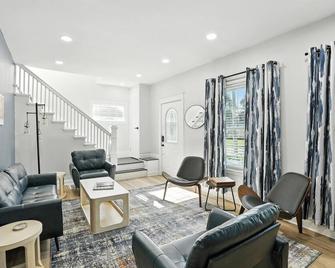 Golden Dunes Stay Valpo 5 Br, 3 King Beds, Game Area - Valparaiso - Wohnzimmer