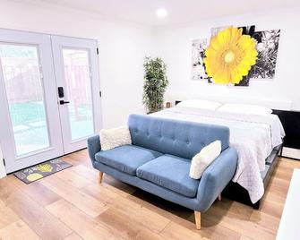 Private King bed and bath, your cozy retreat! - Pleasanton - Bedroom