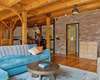Sun-soaked, spacious post & beam home w/ views, fire-pit, garage. Dog friendly! - Waitsfield - Obývací pokoj