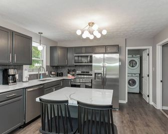 Waterfront Renovated Modern A-Frame Hot Tub Game Room Kayaks - Shenandoah - Kitchen