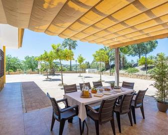 Villa 'Casa Rural Las Infantas' with Mountain View, Pool & Wi-Fi - Cabra - Patio