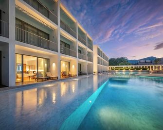 Patong Beach Hotel by See2Sea - Patong - Piscina