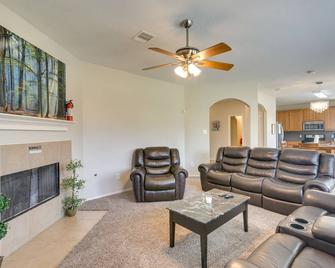 Pet-friendly Pearland Home ~ 21 Mi to Houston! - Pearland - Living room