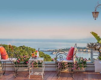 هوتل كونتننتال - تاورمينا - شرفة