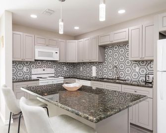 Beachfront Escape with Ocean & Pool Views from 3 Balconies! - Corpus Christi - Cocina