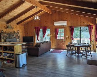 Pheasant Hill Cabin. Cozy and dog friendly. - Julian - Їдальня