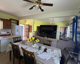 Saipan ocean view swimming pool villa NO1, saipan best Oceanview , private pool. - Garapan - Dining room