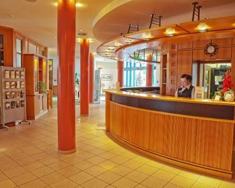 Weinberghotel Edelacker - Freyburg - Front desk