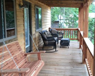 #5 Fall Creek Cabins 1 mile from Lake Norfork and Mountain Home Ar. - Mountain Home - Balcony