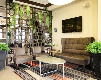 Waterloo Suites Hotel, Trademark Collection by Wyndham - Waterloo - Lobby