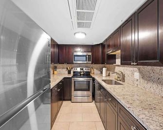 Ft Lauderdale 1 bd/1ba apt pool/parking Steps to the beach! #208 - Fort Lauderdale