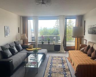 Calm, spacious, sunny apartment with view at the Alps - Scheidegg - Wohnzimmer