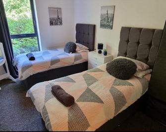 Brentwood Town Retreat - Large 2 bedroom apartment - Brentwood - Bedroom